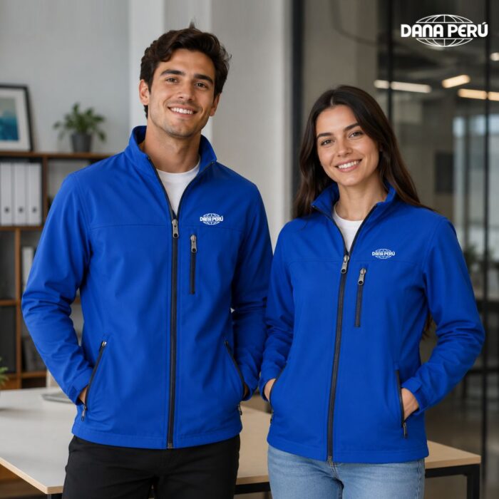 Dana Perú confeccionista de casacas softshell personalizadas con logo bordado, estampado o en DTF. Precios económicos. Envíos a provincias.